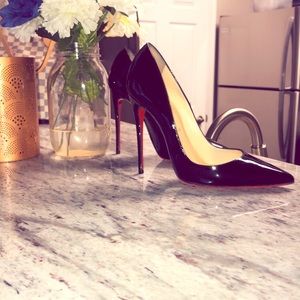 Women’s size 8 so Kate  patent leather louboutins